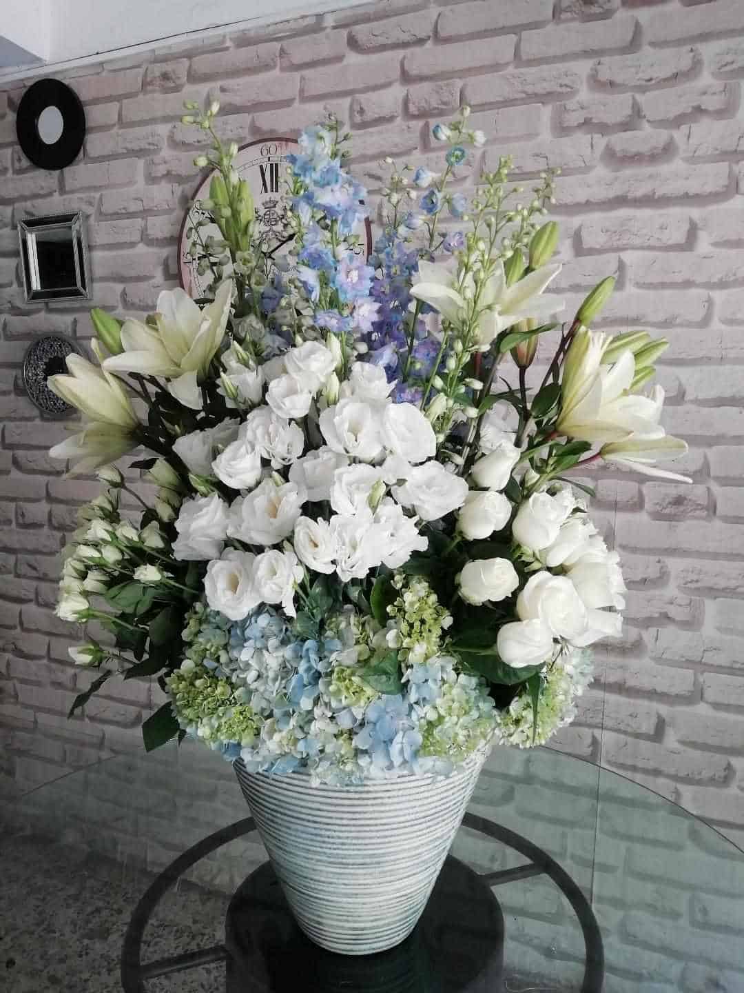Enviamos flores elegantes a domcilio by Annafiori