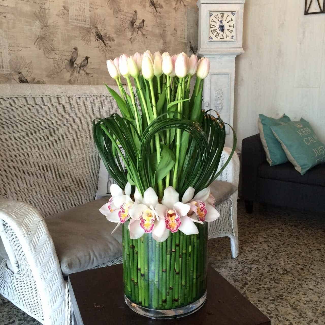 Arreglos florales de tulipanes y orquídeas by Annafiori