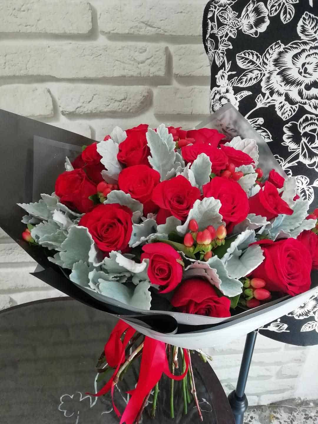 Sofisticado ramo de rosas rojas diseñado por Annafiori