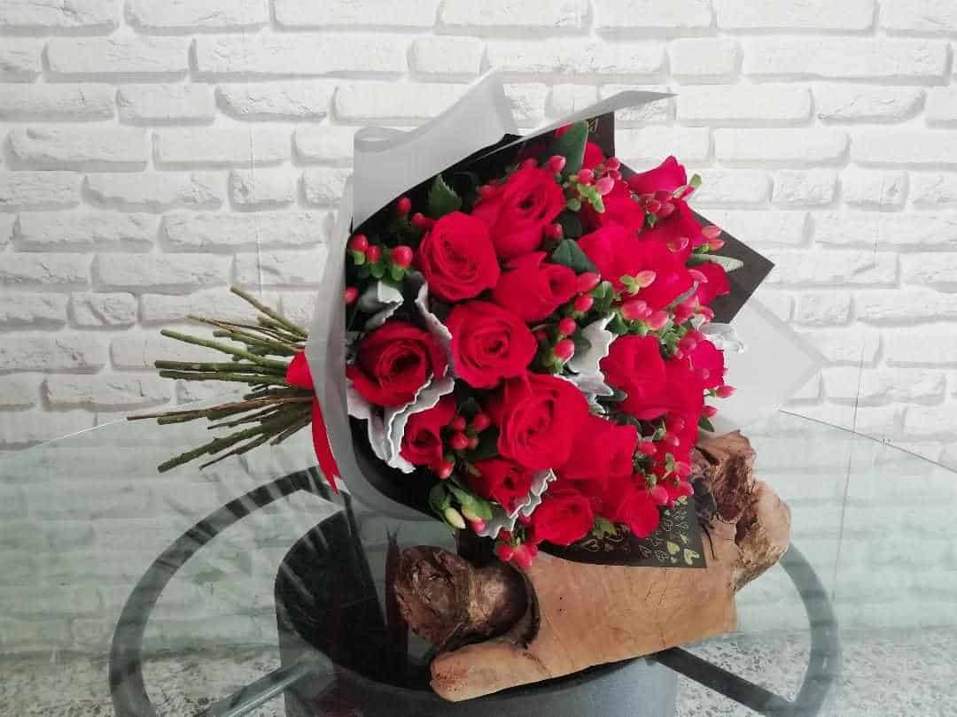 Regala este exclusivo ramo con 24 rosas rojas by Annafiori