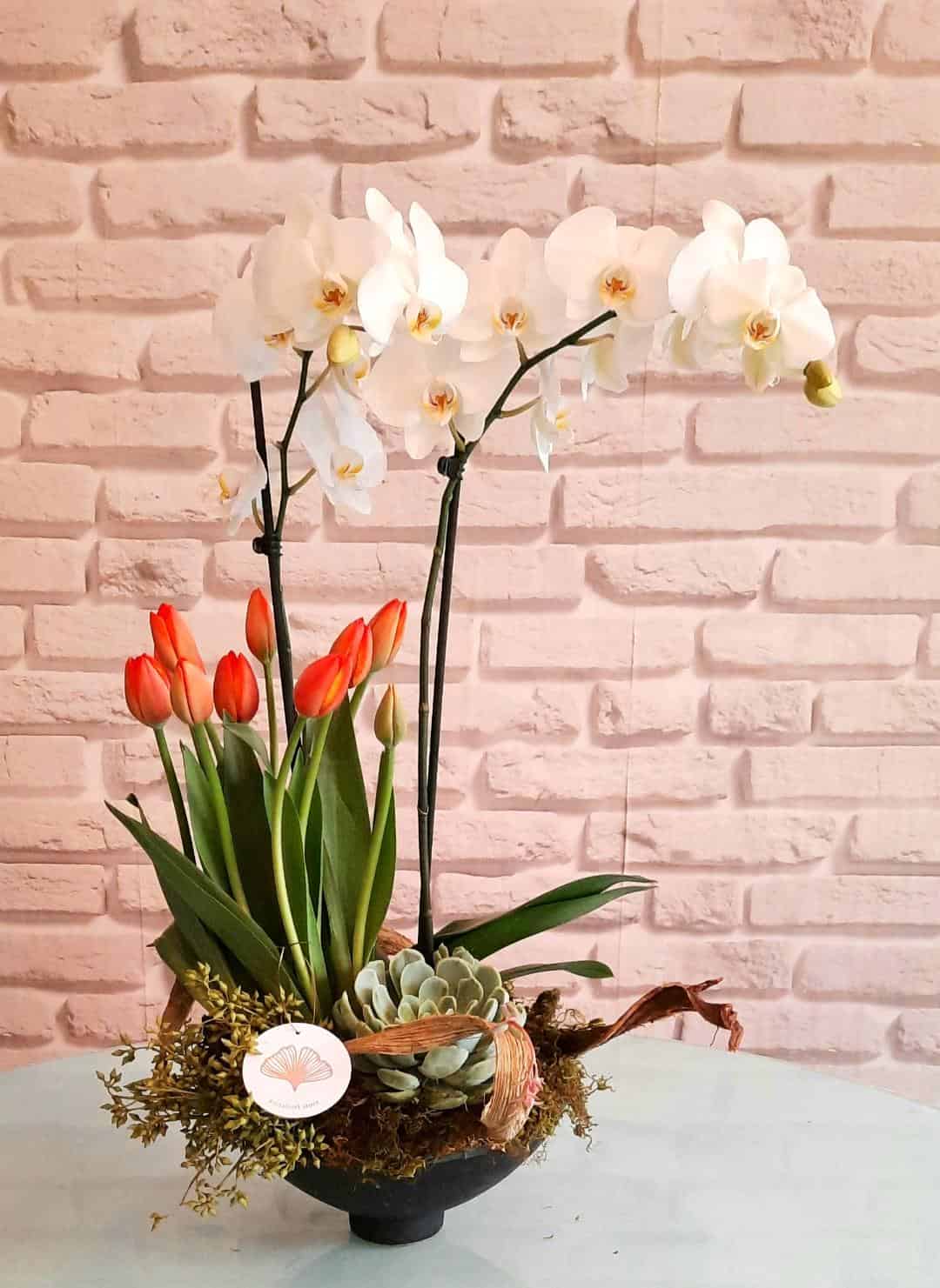 Bellísimos arreglos con tulipanes y orquídeas by Annafiori