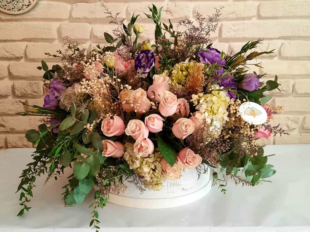 Rosas y Lisianthus en Caja elegante para Regalar